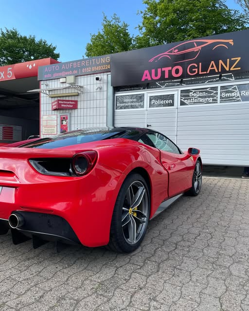Roter Ferrari vor Auto Glanz HB in Bremen